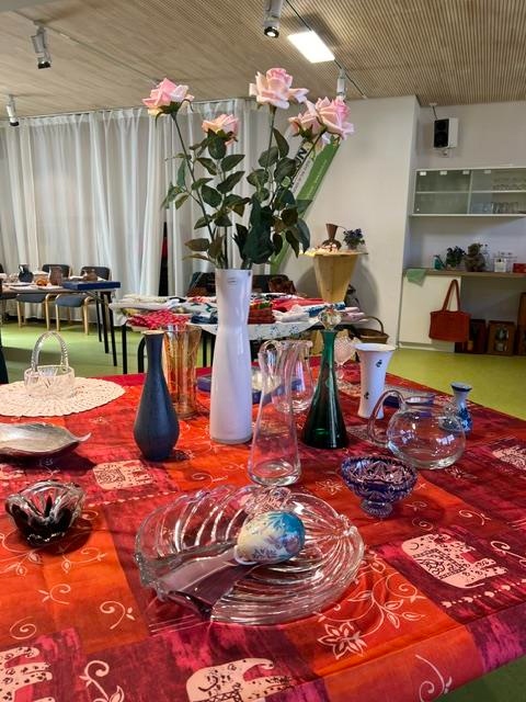 Tische mit Flohmarktartikeln in einem Raum