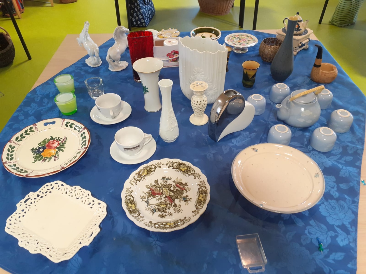 Tisch mit Kleidung, Strickwaren und Stoffen