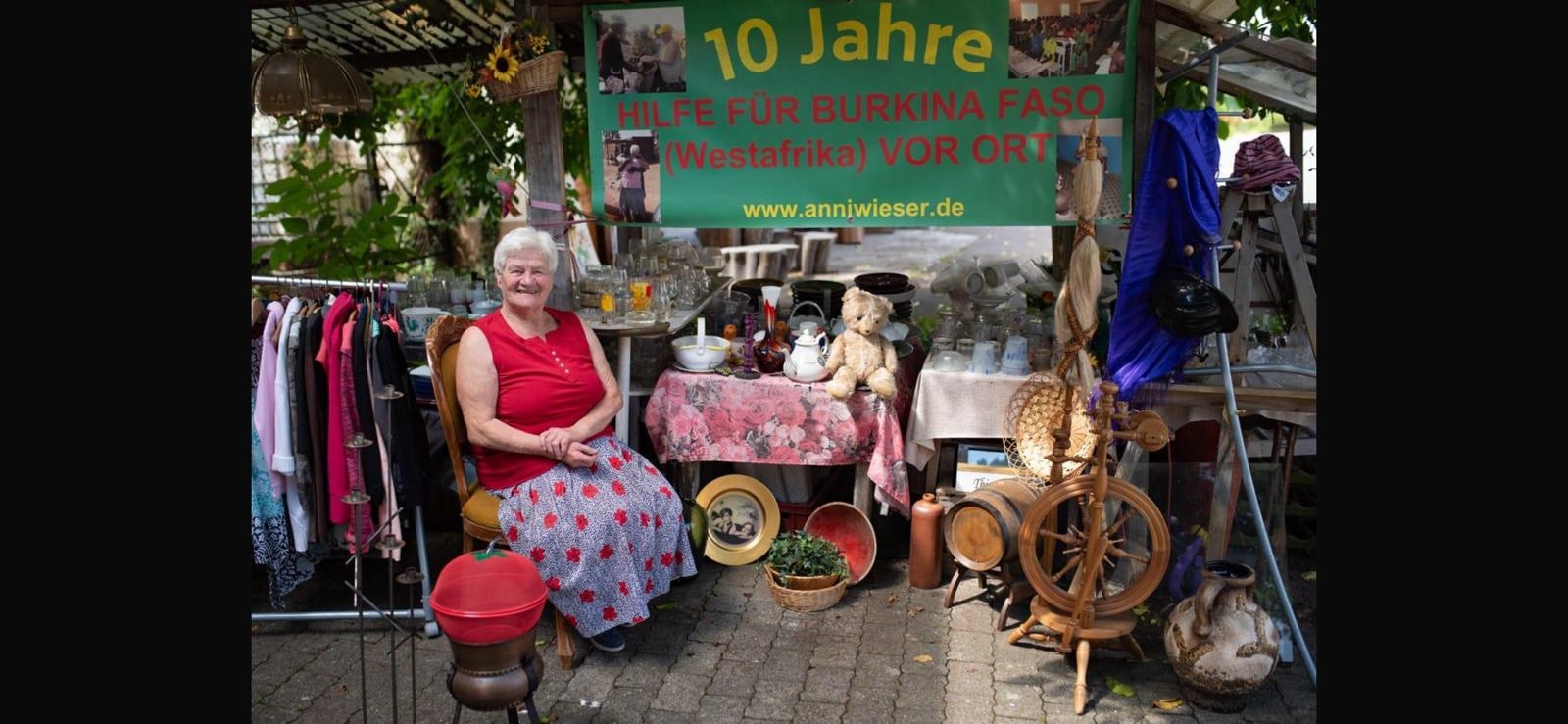 Anni Wieser an ihrem Verkaufsstand beim Flohmarkt in Stahringen