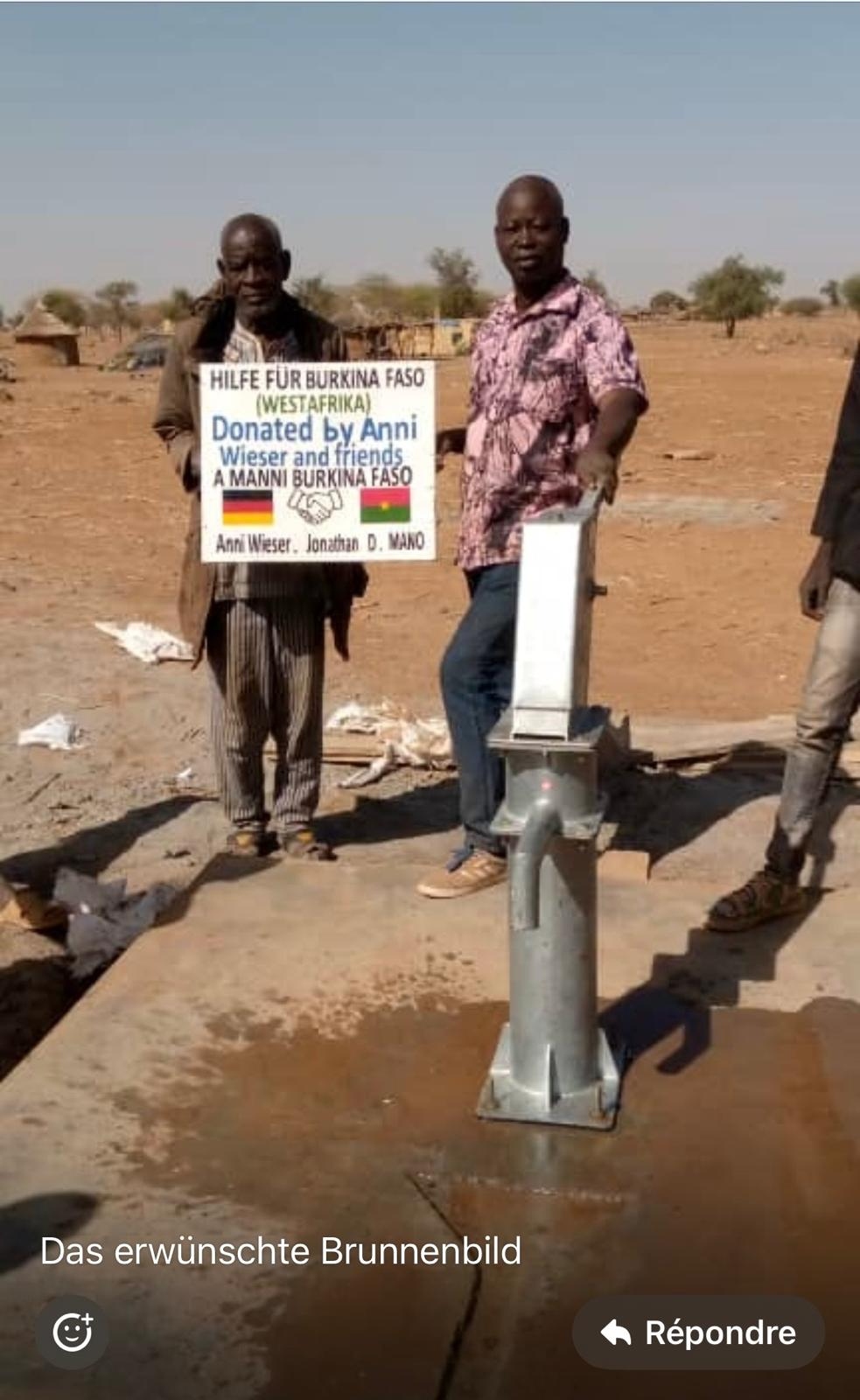 Erster Brunnen, gebaut im Dezember 2020, mit Schild 'Hilfe für Burkina Faso – Donated by Anni Wieser and friends'